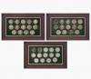 <span class='ref_item'>263 -</span> <span class="object_title">CONJUNTO DE CUARENTA Y DOS MONEDAS DE CUARTO DE DOLAR EN PLATA </span>  <p><span class="technical_description">Conjunto de cuarenta y dos monedas de dolar en plata enmarcados con terciopelo y marco de madera desde el año 1934 a 1980. <br/>Algunas repetidas y otros años faltantes.<br/>La colección en tres marcos. <br/>14 x 22 cm los marcos. </span><br></p>