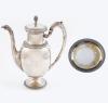 <span class='ref_item'>285 -</span> <span class="object_title">TETERA CON PLATO REALIZADOS EN PLATA </span>  <p><span class="technical_description">Conjunto de tetera y plato de plata de 800 milésimas con decoración repujada de gusto imperio. <br/>Remate de la tetera en forma de piña. <br/>Con contrastes. </span><br>Peso: <span class="PESO_HCES1">474,30</span> <span class="PESOUMED_HCES1">gr.</span><br></p>