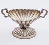 <span class='ref_item'>299 -</span> <span class="object_title">PEQUEÑO CENTRO EN PLATA DE LEY</span>  <p><span class="technical_description"> Pequeño centro realizado en plata de ley con decoración gallonada y fuste en froma de patos. <br/>Contrastes en la base. <br/> </span><br>Peso: <span class="PESO_HCES1">117,70</span> <span class="PESOUMED_HCES1">gr.</span><br></p>