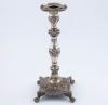 <span class='ref_item'>292 -</span> <span class="object_title">ANTIGUO CANDELERO EN PLATA </span>  <p><span class="technical_description">Candelero realizado en plata de ley con fuste decorado con motivos florales y lisos. <br/>Con contraste y burilada. </span><br>Peso: <span class="PESO_HCES1">437,50</span> <span class="PESOUMED_HCES1">gr.</span><br></p>