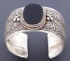 <span class='ref_item'>137 -</span> <span class="object_title">BRAZALETE EN PLTA Y ONIX </span>  <p><span class="technical_description">Brazalete realizado en plata con decoración repujada y gran onix central.</span><br>Peso: <span class="PESO_HCES1">60,90</span><br></p>