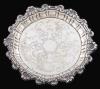 <span class='ref_item'>267 -</span> <span class="object_title">BANDEJA CON PIES REALIZADA EN PLATA</span>  <p><span class="technical_description">Bandeja con tres pies realizada en plata con decoración floral repujada.</span><br>Peso: <span class="PESO_HCES1">160,30</span> <span class="PESOUMED_HCES1">gr.</span><br></p>