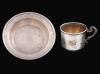 <span class='ref_item'>264 -</span> <span class="object_title">PLATO Y TAZA DE PLATA </span>  <p><span class="technical_description">Conjunto de pequeño plato y taza realizados en plata con iniciales M.C.M</span><br>Peso: <span class="PESO_HCES1">153,90</span> <span class="PESOUMED_HCES1">gr.</span><br></p>