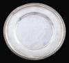 <span class='ref_item'>276 -</span> <span class="object_title">PEQUEÑO PLATO DE PLATA </span>  <p><span class="technical_description">Plato realizado en plata con alero gallonado. </span><br>Peso: <span class="PESO_HCES1">81</span> <span class="PESOUMED_HCES1">gr.</span><br></p>
