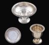 <span class='ref_item'>272 -</span> <span class="object_title">CONJUNTO DE TRES RECIPIENTES DE PLATA </span>  <p><span class="technical_description">Conjunto de tres recipientes de plata dos en forma de copa y un pequeño plato con decoración en el perímetro. </span><br>Peso: <span class="PESO_HCES1">180,40</span> <span class="PESOUMED_HCES1">gr.</span><br></p>