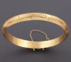 <span class='ref_item'>132 -</span> <span class="object_title">PULSERA DE MEDIA CAÑA EN ORO 18 KT</span>  <p><span class="technical_description">Pulsera de media caña realizada en oro 18 kt con decoración labrada y zonas de brillo y mate. <br/>Cierre de pestaña. ocho de seguridad y cadena de seguridad rota.</span><br>Peso: <span class="PESO_HCES1">16,40</span> <span class="PESOUMED_HCES1">gr.</span><br></p>