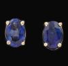 <span class='ref_item'>68 -</span> <span class="object_title">PAREJA DE PENDIENTES DE ZAFIROS ENGASTADOS EN ORO AMARILLO 18 KT</span>  <p><span class="technical_description">Realizados en oro amarillo de 18 KT. Formados por dos zafiros en talla oval engastados en garras, con un peso total aproximado de 0.76 ct.<br/>Cierre presión.<br/> </span><br></p>