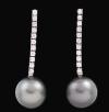 <span class='ref_item'>34 -</span> <span class="object_title">PENDIENTES EN ORO DE 18 KT CON BRILLANTES Y PERLAS TAHITI</span>  <p><span class="technical_description">Pareja de pendientes realizado en oro de 18 kt con carril de diamantes talla brillante y perlas de tahiti de 12,5 mm. <br/>Peso total aproximado de los diamantes 0.58 ct. <br/>Cierre presión. </span><br>Peso: <span class="PESO_HCES1">8,70</span> <span class="PESOUMED_HCES1">gr.</span><br></p>