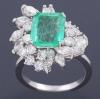 <span class='ref_item'>24 -</span> <span class="object_title">SORTIJA TIPO BAILARINA EN ORO 18 KT DIAMANTES Y ESMERALDA</span>  <p><span class="technical_description">Sortija tipo bailarina realizada en oro de 18 kt con esmeralda central en su talla con un peso estimado de 3.2 ct y diamantes talla brillante y marquise con un peso total aproximado de 1.96 ct. <br/> </span><br>Peso: <span class="PESO_HCES1">8</span> <span class="PESOUMED_HCES1">gr.</span><br></p>