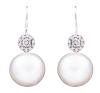 <span class='ref_item'>81 -</span> <span class="object_title">PENDIENTES EN ORO 18 KT, DIAMANTES, TOPACIOS Y PERLAS AUSTRALIANAS. </span>  <p><span class="technical_description">Pareja de pendientes realizados en oro de 18 kt con topacios centrales orlados por diamantes y perlas australiana de 11,5 mm. <br/>Peso total de los dimantes 0.12ct. <br/>Cierre gancho.</span><br>Peso: <span class="PESO_HCES1">5,80</span> <span class="PESOUMED_HCES1">gr.</span><br></p>