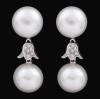 <span class='ref_item'>42 -</span> <span class="object_title">PENDIENTES EN ORO 18 KT, DIAMANTES Y PERLAS </span>  <p><span class="technical_description">Pareja de pendientes desmontables realizados en oro 18 kt con figura floral cuajada de brillantes y remate superior e inferior de perlas australianas de 12,5 mm. <br/>Posibilidad de uso como perla sola. <br/>Cierre presión. </span><br>Peso: <span class="PESO_HCES1">12,80</span> <span class="PESOUMED_HCES1">gr.</span><br></p>