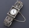 <span class='ref_item'>231 -</span> <span class="description">RELOJ DE SEÑORA CUADRADO EN PLATA DE LEY MARCA DEIVE</span>  <p><span class="description">DEIVE<br>Reloj de señora cuadrado en plata de ley marca Deive. En estado de marcha. Sistema de carga manual. Con cierre de pestaña y cadena de seguridad.<br>La esfera se integra en un pórtico.<br>Peso: 53,40 cm.</span></p>