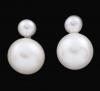 <span class='ref_item'>114 -</span> <span class="object_title">PENDIENTES ESTILO TU YO  DE PLATA Y PERLAS </span>  <p><span class="technical_description">Pendientes realizados estilo tu y yo en plata con perlas dobles cultivadas en agua dulce, la superior de menor tamaño. <br/>Cierre presión </span><br>Peso: <span class="PESO_HCES1">4,50</span> <span class="PESOUMED_HCES1">gr.</span><br></p>