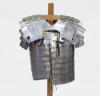 <span class='ref_item'>300 -</span> <span class="object_title">REPRODUCCIÓN DE LORICA SEGMENTATA DE LEGIONARIO ROMANO</span>   <p><span class="technique_material">Acero</span><br><span class="technical_description">Reproducción de lorica segmentata de legionario romano realizada en acero y a tamaño natural. <br/>Con correaje para ajustar al cuerpo.<br/>Presenta pequeñas faltas y deterioros. </span><br></p>