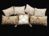<span class='ref_item'>303 -</span> <span class="object_title">CONJUNTO DE SIETE COJINES DECORATIVOS. </span>   <p><span class="technical_description">Conjunto de siete cojines decorativos cuatro de ellos con decoración bordada y tres con decoración damasquinada. <br/>Diferentes tamaños.</span><br></p>
