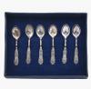 <span class='ref_item'>265 -</span> <span class="object_title">CONJUNTO DE SEIS CUCHARAS DE PLATA</span>   <p><span class="technique_material">Plata</span><br><span class="technical_description">Conjunto de seis cucharas de plata con decoración floral. <br/>En su estuche. </span><br><span class="PESO_HCES1">44 </span><span class="PESOUMED_HCES1">gr.</span><br></p>