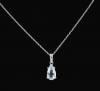 <span class='ref_item'>141 -</span> <span class="object_title">COLGANTE Y CADENA EN ORO 18 KT CON AGUAMARINA</span>  <p><span class="technical_description">Cadena y colgante realizados en oro de 18 kt. el colgante con un aguamarina talla perilla de aproximadamene 1 ct engastada en garras. <br/>Longitud de la cadena 40 cm. </span><br>Peso: <span class="PESO_HCES1">2,20</span> <span class="PESOUMED_HCES1">gr.</span><br></p>