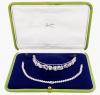 <span class='ref_item'>128 -</span> <span class="object_title">DIADEMA EN ORO BLANCO Y BRILLANTES</span>  <p><span class="technical_description">Diadema realizada en oro blanco y diamantes que a su vez se convierte en gargantilla, formada por una extensión compuesta por 50 eslabones ovalados cuajados de brillantes según fotografia. <br/>Peso total aproximado de los brillantes 10.30 ct. <br/>En su estuche</span><br>Peso: <span class="PESO_HCES1">74,70</span> <span class="PESOUMED_HCES1">gr.</span><br></p>