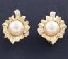 <span class='ref_item'>131 -</span> <span class="object_title">PAREJA DE PENDIENTES HOJA CON PERLA CENTRAL Y DETALLE DE PIEDRAS INCOLORAS</span>  <p><span class="technical_description">En forma de hoja con bonita perla central y detalle de piedras incoloras. Cierre de clip con protector.<br/> </span><br>Peso: <span class="PESO_HCES1">20,90</span> <span class="PESOUMED_HCES1">gr.</span><br></p>