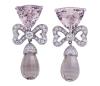 <span class='ref_item'>98 -</span> <span class="object_title">PENDIENTES EN ORO 18KT, DIAMANTES, KUNZITAS Y TOPACIOS</span>  <p><span class="technical_description">Pareja de pendientes realizados en oro de 18kt, con contrastes. Dos cuerpos con movimiento, con kunzitas en talla trillion fantasía, engastadas en garras, con un peso total aprox de 10.90ct, con detalle central de lazada con diamantes en talla brillante engastados en garras y grano, con un peso total aprox de 1.40ct, y dos topacios en talla briolette, con un peso total aprox de 30ct.<br/>Cierre: presión<br/>Longitud: 4cm</span><br>Peso: <span class="PESO_HCES1">18,70</span> <span class="PESOUMED_HCES1">gr.</span><br></p>