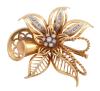 <span class='ref_item'>197 -</span> <span class="object_title">BROCHE FLORAL EN ORO 18KT Y DIAMANTES</span>  <p><span class="technical_description">Broche en forma floral realizado en oro de 18kt. Con diamantes en talla brillante, engastados en garra en la parte central y en grano en las nervaduras de las hojas, con un peso total aprox de 0,20ct.<br/>Cierre: Aguja con canutillo<br/>Medidas: 5 x 4,5cm</span><br>Peso: <span class="PESO_HCES1">19,20</span> <span class="PESOUMED_HCES1">gr.</span><br></p>