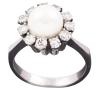<span class='ref_item'>256 -</span> <span class="object_title">SORTIJA EN ORO 18KT, PERLA CULTIVADA Y DIAMANTES </span>  <p><span class="technical_description">Sortija realizada en oro de 18kt con una perla central cultivada calibrada en 8,60mm. Orlada con diamantes talla brillante engastados en garras con un peso total aprox de 0.61ct<br/>Medida Sortija: 9</span><br>Peso: <span class="PESO_HCES1">5,20</span> <span class="PESOUMED_HCES1">gr.</span><br></p>