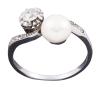 <span class='ref_item'>10 -</span> <span class="object_title">SORTIJA ‘TÚ Y YO’ EN ORO 18KT, PERLA CULTIVADA Y DIAMANTES</span>  <p><span class="technical_description">Sortija realizada en oro de 18kt. De estilo ‘tú y yo’, con una perla cultivada calibrada en 7mm, y un diamante en talla brillante engastado en garras, con un peso aprox de 0.23ct, acompañados de diamantes en talla antigua engastados en grano en hombros. Peso total de todos los diamantes: 0.32ct. Grabación interna ‘9-3-50’.<br/>Medida: 14</span><br>Peso: <span class="PESO_HCES1">3,80</span> <span class="PESOUMED_HCES1">gr.</span><br></p>