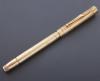 <span class='ref_item'>103 -</span> <span class="object_title">PLUMA SWAN EN METAL CHAPADO EN ORO</span>  <p><span class="technical_description">Pluma Swan en metal chapado en oro de 9 kt. <br/>Con contrastes. <br/>Señales de uso. </span><br>Peso: <span class="PESO_HCES1">28,6</span> <span class="PESOUMED_HCES1">gr.</span><br></p>