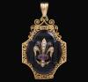 <span class='ref_item'>227 -</span> <span class="object_title">COLGANTE GUARDAPELO EN ORO DE 18KT </span>  <p><span class="technical_description">Colgante guardapelo realizado en oro 18kt con filigrana aplicada en los bordes, centro en onix negro y flor de lis con pequeños rubies y perlas aljofar. <br/>Longitud: 5,5cm</span><br>Peso: <span class="PESO_HCES1">18</span> <span class="PESOUMED_HCES1">gr.</span><br></p>