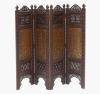 <span class='ref_item'>361 -</span> <span class="object_title">BIOMBO DE CUATRO HOJAS </span>   <p><span class="technique_material">Madera</span><br><span class="technical_description">Biombo de cuatro hojas realizado en madera tallada y calada, cada hoja posee motivos decorativos tanto tallados como caldados tanto en la parte inferior como superior a modo de celosia, destacan cuatro placas de madera con embutidos de latón en forma de motivos vegetales estilizados. <br/>106 x 28 cm cada hoja </span><br><span class="ALTO_HCES1">106 </span><span class="ALTOUMED_HCES1">cm.</span>x<span class="ANCHO_HCES1">115 </span><span class="ANCHOUMED_HCES1">cm.</span></p>