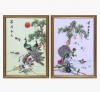 <span class='ref_item'>110 -</span> <span class="object_title">PAVOS REALES </span>   <p><span class="author">ESCUELA CHINA S.XX</span> <br><span class="technique_material">Pareja de bordados sobre seda</span><br><span class="technical_description">Firmados con caracteres chinos en la parte superior. <br/>Con marco de madera dorada y cristal. </span><br><span class="ALTO_HCES1">53 </span><span class="ALTOUMED_HCES1">cm.</span>x<span class="ANCHO_HCES1">38 </span><span class="ANCHOUMED_HCES1">cm.</span></p>