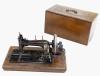 <span class='ref_item'>184 -</span> <span class="object_title">MAQUINA DE COSER FRISTER ROSSMANN</span>   <p><span class="technique_material">Metal y madera </span><br><span class="technical_description">Maquina de coser Frister Rossman, Berlín. En metal lacado en negro y decoración dorada. <br/>En su caja de madera con decoración de marquetería. Faltas por el paso del tiempo y el uso.<br/>Con llave y repuestos. En funcionamiento. </span><br></p>