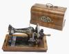 <span class='ref_item'>201 -</span> <span class="object_title">MÁQUINA DE COSER WINSELMANN TITAN</span>   <p><span class="technique_material">Metal y madera </span><br><span class="technical_description">Máquina de coser Winselmann Titan en metal lacado y decoración dorada. <br/>En su estuche de madera original. Faltas en la máquina y el estuche por el paso del tiempo, y grietas en el estuche.<br/>Con llave. En funcionamiento.</span><br></p>