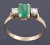 <span class='ref_item'>90 -</span> <span class="object_title">SORTIJA EN ORO 18 KT CON ESMERALDA Y DIAMANTES </span>  <p><span class="technical_description">Sortija realizada en oro de 18 kt con una esmeralda en su talla de aproximadamente 1.20 ct y dos diamantes talla brillante con un peso total aproximado de 0.20 ct. </span><br>Peso: <span class="PESO_HCES1">2,5</span> <span class="PESOUMED_HCES1">gr.</span><br></p>