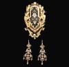 <span class='ref_item'>195 -</span> <span class="object_title">CONJUNTO DE BROCHE Y PENDIENTES ESTILO ISABELINO EN ORO DE 18KT</span>  <p><span class="technical_description">Conjunto formado por broche y pendientes realizados en oro de 18kt, decorados con brillantes con un peso total aprox. de 1ct y esmalte.<br/>El broche con cierre de aguja. Los pendientes con cierre ballestilla.</span><br>Peso: <span class="PESO_HCES1">16,40</span> <span class="PESOUMED_HCES1">gr.</span><br></p>