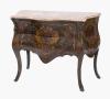 <span class='ref_item'>213 -</span> <span class="object_title">CÓMODA BOMBÉ ESTILO LUIS XV </span>   <p><span class="technique_material">Madera </span><br><span class="technical_description">Cómoda bombé estilo Luis XV en madera de palosanto y marquetería floral, frente con dos cajones ocupados por medallón de marquetería floral, dicho motivo se repite a los laterales del mueble. Tiradores y aplicaciones de bronce en forma de rocalla de exquisito trabajo, sobre de mármol en tonalidad rosa. <br/>Con llave. </span><br><span class="ALTO_HCES1">82</span>x<span class="ANCHO_HCES1">105</span>x<span class="GRUESO_HCES1">53 </span><span class="GRUESOUMED_HCES1">cm.</span></p>