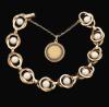 <span class='ref_item'>3 -</span> <span class="object_title">PULSERA DE ORO DE 18KT Y PERLAS</span>  <p><span class="technical_description">Pulsera realizada en oro de 18kt compuesta por perlas y un colgante en la cadena de seguridad. Cierre pestaña</span><br>Peso: <span class="PESO_HCES1">25,4</span> <span class="PESOUMED_HCES1">gr.</span><br></p>