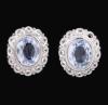 <span class='ref_item'>12 -</span> <span class="object_title">PENDIENTES DE ORO 18 KT Y TOPACIOS</span>  <p><span class="technical_description">Pareja de pendientes realizados en oro bicolor de 18 kt, con vistas en oro blanco y dos topacios con un peso total aprox. de 5,5ct, engastados en boquilla, con orla de circonitas.<br/>Cierre omega.<br/>En uno de ellos falta una piedra.</span><br>Peso: <span class="PESO_HCES1">5,50</span> <span class="PESOUMED_HCES1">gr.</span><br></p>