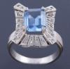 <span class='ref_item'>96 -</span> <span class="object_title">SORTIJA VITANGE DE ORO 18KT Y TOPACIO AZUL</span>  <p><span class="technical_description">Sortija vitange realizada en oro de 18kt formada por un topacio azul en talla esmeralda rectangular de aprox 2,25ct engastada en garras y con gran orla rectangular adornada de circonitas.<br/>Medida sortija: 14</span><br>Peso: <span class="PESO_HCES1">8,2</span> <span class="PESOUMED_HCES1">gr.</span><br></p>