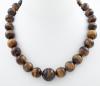 <span class='ref_item'>183 -</span> <span class="object_title">COLLAR DE CUARZO OJO DE TIGRE Y ORO 18KT</span>  <p><span class="technical_description">Collar corto compuesto por tallas esféricas de cuarzo ojo de tigre dispuestas en leve degradé. En el centro gran esfera de 20mm. Cierre en forma de bola realizado en oro de 18kt con pestaña.<br/>Lontigud: 42cm</span><br>Peso: <span class="PESO_HCES1">137,70</span> <span class="PESOUMED_HCES1">gr.</span><br></p>