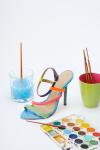 <span class='ref_item'>3 -</span> <span class="object_title">Sandalia Rainbow TALLA 35</span>  <p><span class="technical_description">La Sandalia Rainbow es una combinación de 6 colores de charol flúor en piel de vacuno sustentada por un tacón de aguja de 9,5 cms de alto, un zapato artesanal fabricado en España (Elda).<br/>Respecto a los materiales empleados en el interior se ha optado por el forro de cabra, mientras que en la suela se ha utilizado cuero apomazado en color natural. <br/>Por último, la hebilla es de “níquel eco free” libre de cromo antibacterial.<br/>A lo anterior se han añadido una almohadilla de gel confort de 4 mm para dar mayor comodidad al zapato. <br/> </span><br></p>