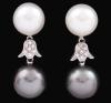 <span class='ref_item'>245 -</span> <span class="object_title">PENDIENTES DE ORO DE 18KT CON DIAMANTES Y PERLAS AUTRALIANAS Y TAHITÍ</span>  <p><span class="technical_description">Pendientes realizados en oro de 18 kt desmontables (pueden ponerse solo en una perla) y también largo. Compuestos perlas cultivadas australianas y perlas tahití, calibradas: 11,5-12,5mm unidas por detalle floral cuajadas por diamantes.<br/>Cierre: Presión<br/>Longitud: 3cm</span><br>Peso: <span class="PESO_HCES1">13,80</span> <span class="PESOUMED_HCES1">gr.</span><br></p>