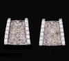 <span class='ref_item'>156 -</span> <span class="object_title">PENDIENTES EN ORO DE 18KT CON DIAMANTES BROWN Y BLANCOS</span>  <p><span class="technical_description">Pendientes realizados en oro de 18 kt con pavé central de diamantes en talla brillante Brown con peso total aprox 1,1ct y a ambos lados carril con diamantes en talla brillantes blancos con peso total aprox de 1,55ct<br/>Cierre: Palillo y tapa<br/>Longitud: 1,2cm</span><br>Peso: <span class="PESO_HCES1">13,50</span> <span class="PESOUMED_HCES1">gr.</span><br></p>