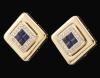 <span class='ref_item'>225 -</span> <span class="object_title">PENDIENTES DE ORO DE 18KT, ZAFIROS Y DIAMANTES</span>  <p><span class="technical_description">Pendientes realizados en oro de 18 kt con forma de rombo formado en su parte central por zafiros en talla galeria engastados en bisel, con un peso total aprox de 1,5ct y diamantes en talla brillante rodeándolos con un peso total aprox de 0,5 ct. Rematando todo un gran bisel<br/>Cierre: Omega<br/>Longitud: 1,5cm</span><br>Peso: <span class="PESO_HCES1">15,13</span> <span class="PESOUMED_HCES1">gr.</span><br></p>