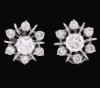<span class='ref_item'>120 -</span> <span class="object_title">PENDIENTES EN FORMA DE ROSETA EN ORO DE 18KT Y DIAMANTES</span>  <p><span class="technical_description">Pendientes realizados en oro de 18kt con forma de roseta. Con dos diamantes en talla brillante centrales engastados en garras y orla en forma de pétalos con 12 diamantes en talla brillante, con un peso total aprox de los diamantes de 3,20ct.<br/>Cierre: Omega<br/>Longitud: 1,5cm</span><br>Peso: <span class="PESO_HCES1">8,80</span> <span class="PESOUMED_HCES1">gr.</span><br></p>