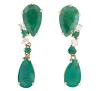 <span class='ref_item'>187 -</span> <span class="object_title">PENDIENTES LARGOS EN ORO DE 18KT, ESMERALDAS Y DIAMANTES</span>  <p><span class="technical_description">Pendientes largos con colgantes realizados en oro de 18 kt formados por 4 tallas esmeralda en perilla y otras más pequeñas redondas engastadas en garra adornadas por 4 diamantes . <br/>Peso total aprox de las esmeraldas 7,5ct<br/>Peso total aprox de los diamantes 0,3ct<br/>Cierre: Presión<br/>Longitud: 3cm</span><br>Peso: <span class="PESO_HCES1">5,60</span> <span class="PESOUMED_HCES1">gr.</span><br></p>