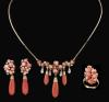 <span class='ref_item'>68 -</span> <span class="object_title">CONJUNTO DE COLLAR, PENDIENTES Y SORTIJA EN ORO DE 18KT, CORAL Y DIAMANTES</span>  <p><span class="technical_description">Conjunto de collar, pendientes y sortija realizados en oro de 18kt compuestos por tallas perillas alargadas de coral pulido y otras en forma de flor. Van adornadas con diamantes. <br/>Peso total aprox de los corales: 6,5ct<br/>Peso total aprox de los diamantes: 1,70ct<br/>Medida sortija: 14<br/>Logitud del collar: 45cm. Cierre: Caja con lengüeta y dos ochos de seguridad<br/>Longitud de los pendientes. 4,5 cm. Cierre: Omega</span><br>Peso: <span class="PESO_HCES1">50,70</span> <span class="PESOUMED_HCES1">gr.</span><br></p>