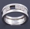 <span class='ref_item'>157 -</span> <span class="object_title">SORTIJA EN ORO DE 18KT CON TRES PIEZAS MOVILES CUAJADAS DE DIAMANTES</span>  <p><span class="technical_description">Sortija realizada en oro de 18kt. En el centro posee tres piezas moviles cuajadas de diamantes en talla brillante, con peso total aprox 0,35ct<br/>Medida Sortija: 18</span><br>Peso: <span class="PESO_HCES1">13,50</span> <span class="PESOUMED_HCES1">gr.</span><br></p>
