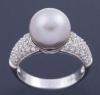 <span class='ref_item'>111 -</span> <span class="object_title">SORTIJA DE ORO DE 18KT, DIAMANTES Y PERLA TAHITÍ</span>  <p><span class="technical_description">Sortija realizada en oro de 18kt con perla central tahití calibrada 10,5mm y diamantes en talla brillante engastados en pavé sobre hombros con peso total aprox 0,52ct<br/>Medida Sortija: 13</span><br>Peso: <span class="PESO_HCES1">5,70</span> <span class="PESOUMED_HCES1">gr.</span><br></p>