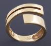 <span class='ref_item'>2 -</span> <span class="object_title">SORTIJA DE ORO DE 18KT</span>  <p><span class="technical_description">Sortija realizada en oro de 18kt con diseño cruzado.<br/>Medida Sortija: 17</span><br>Peso: <span class="PESO_HCES1">7,70</span> <span class="PESOUMED_HCES1">gr.</span><br></p>